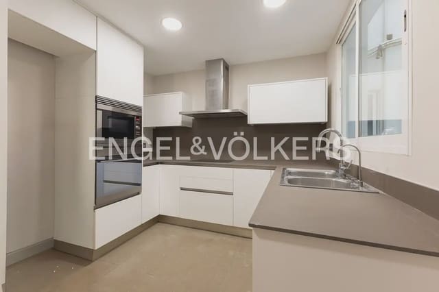 4 bedroom Flat for rent in Russafa, Valencia city - € 2,500 (Ref: 9995977)