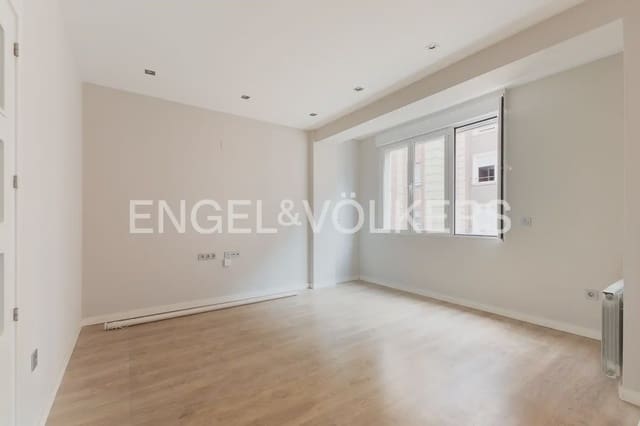 4 bedroom Flat for rent in Russafa, Valencia city - € 2,500 (Ref: 9995977)