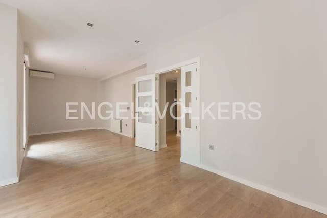 4 bedroom Flat for rent in Russafa, Valencia city - € 2,500 (Ref: 9995977)