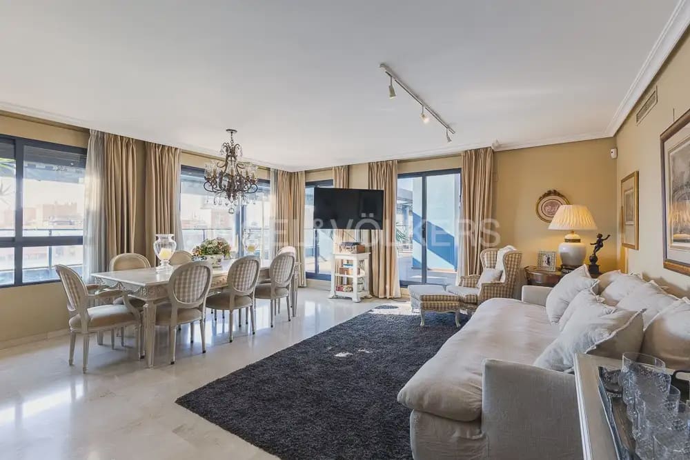 4 quarto Penthouse para arrendar em Valencia cidade com piscina garagem - 5 000 € (Ref: 9995979)