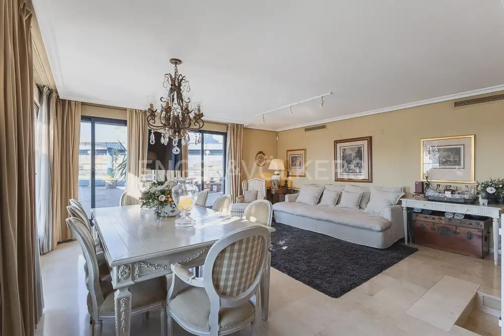 4 quarto Penthouse para arrendar em Valencia cidade com piscina garagem - 5 000 € (Ref: 9995979)