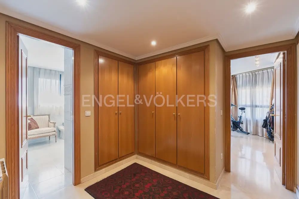 4 quarto Penthouse para arrendar em Valencia cidade com piscina garagem - 5 000 € (Ref: 9995979)