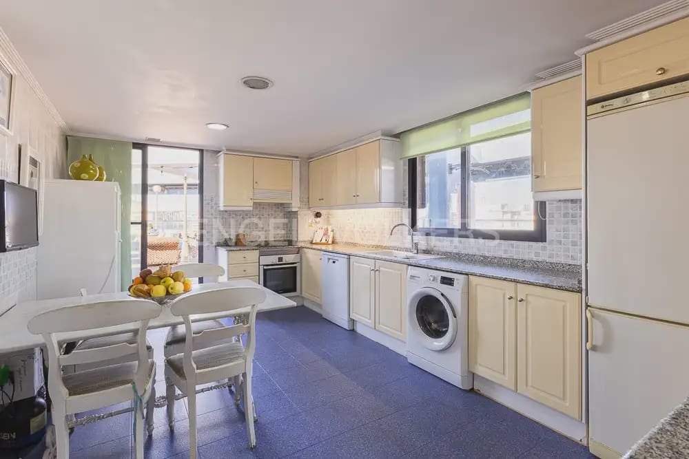 4 quarto Penthouse para arrendar em Valencia cidade com piscina garagem - 5 000 € (Ref: 9995979)
