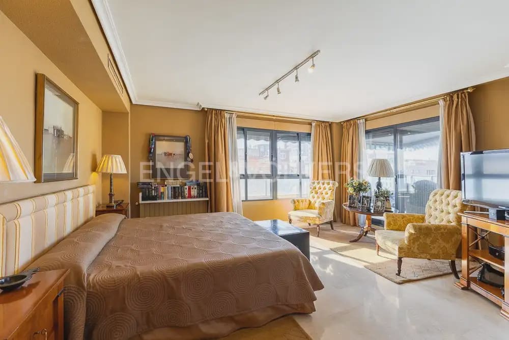 4 quarto Penthouse para arrendar em Valencia cidade com piscina garagem - 5 000 € (Ref: 9995979)