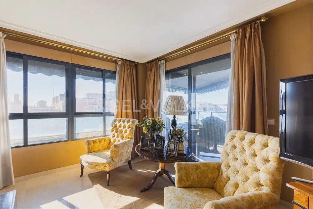 4 quarto Penthouse para arrendar em Valencia cidade com piscina garagem - 5 000 € (Ref: 9995979)