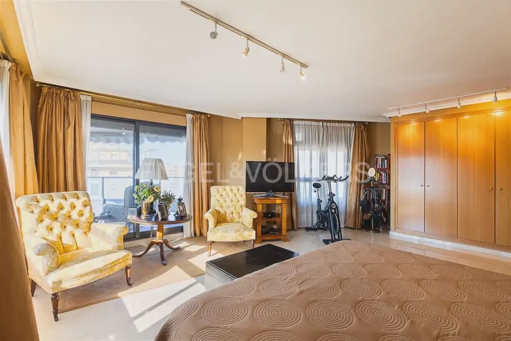 4 quarto Penthouse para arrendar em Valencia cidade com piscina garagem - 5 000 € (Ref: 9995979)