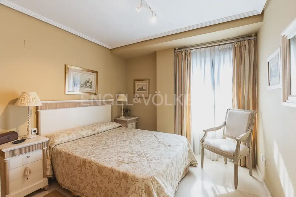 4 quarto Penthouse para arrendar em Valencia cidade com piscina garagem - 5 000 € (Ref: 9995979)