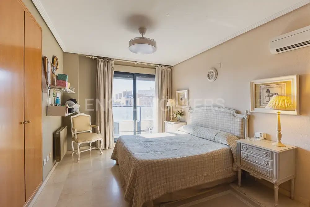 4 quarto Penthouse para arrendar em Valencia cidade com piscina garagem - 5 000 € (Ref: 9995979)