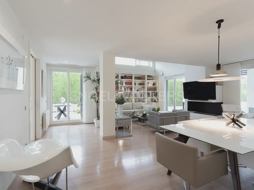 Chalet de 6 habitaciones en Bétera en alquiler con piscina - 8.000 € (Ref: 9996083)