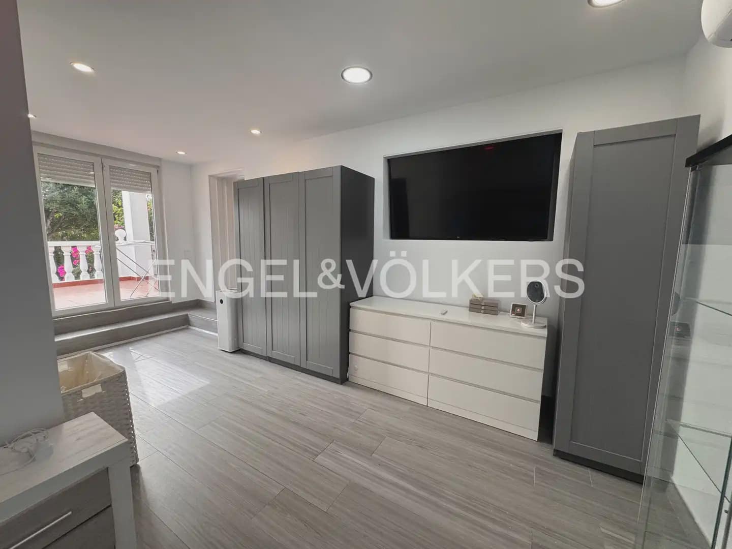 Villa/Maison de 5 chambres à louer à Montroy avec piscine - 2 200 € (Ref: 9996084)