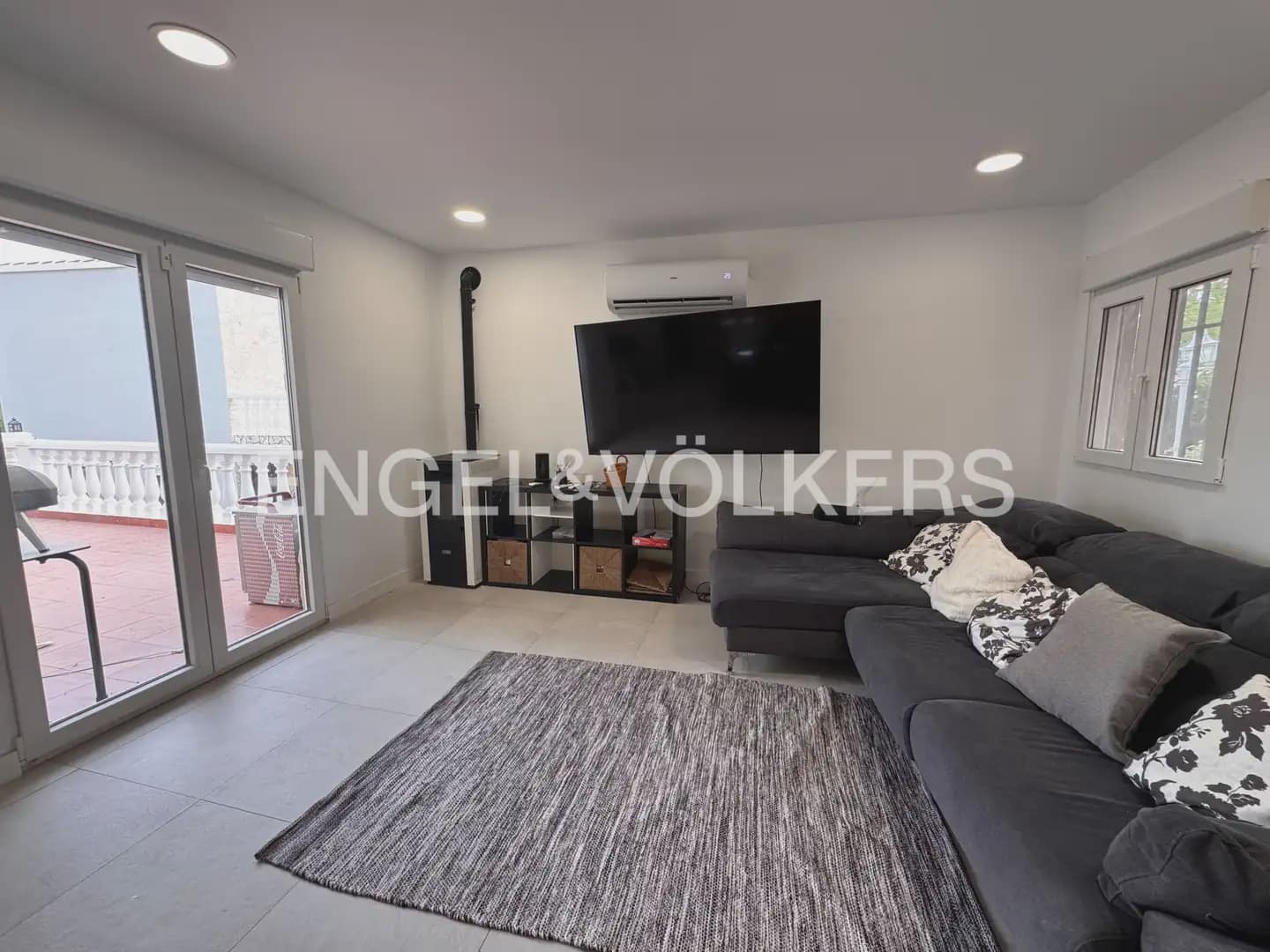 Villa/Maison de 5 chambres à louer à Montroy avec piscine - 2 200 € (Ref: 9996084)