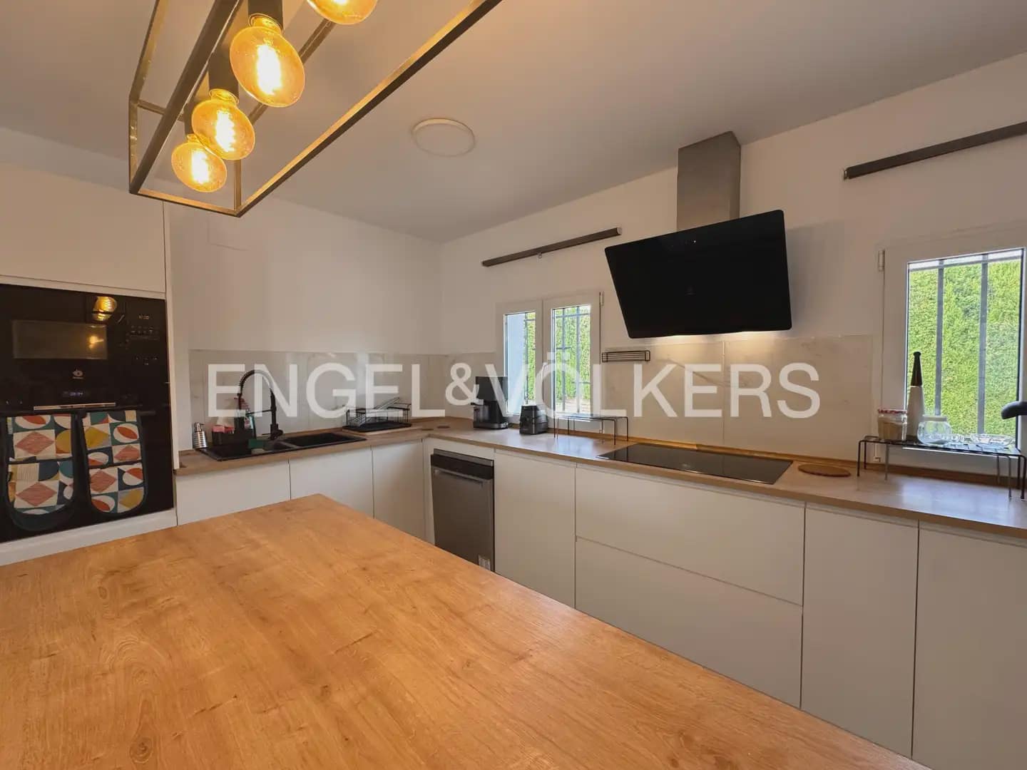 Villa/Maison de 5 chambres à louer à Montroy avec piscine - 2 200 € (Ref: 9996084)