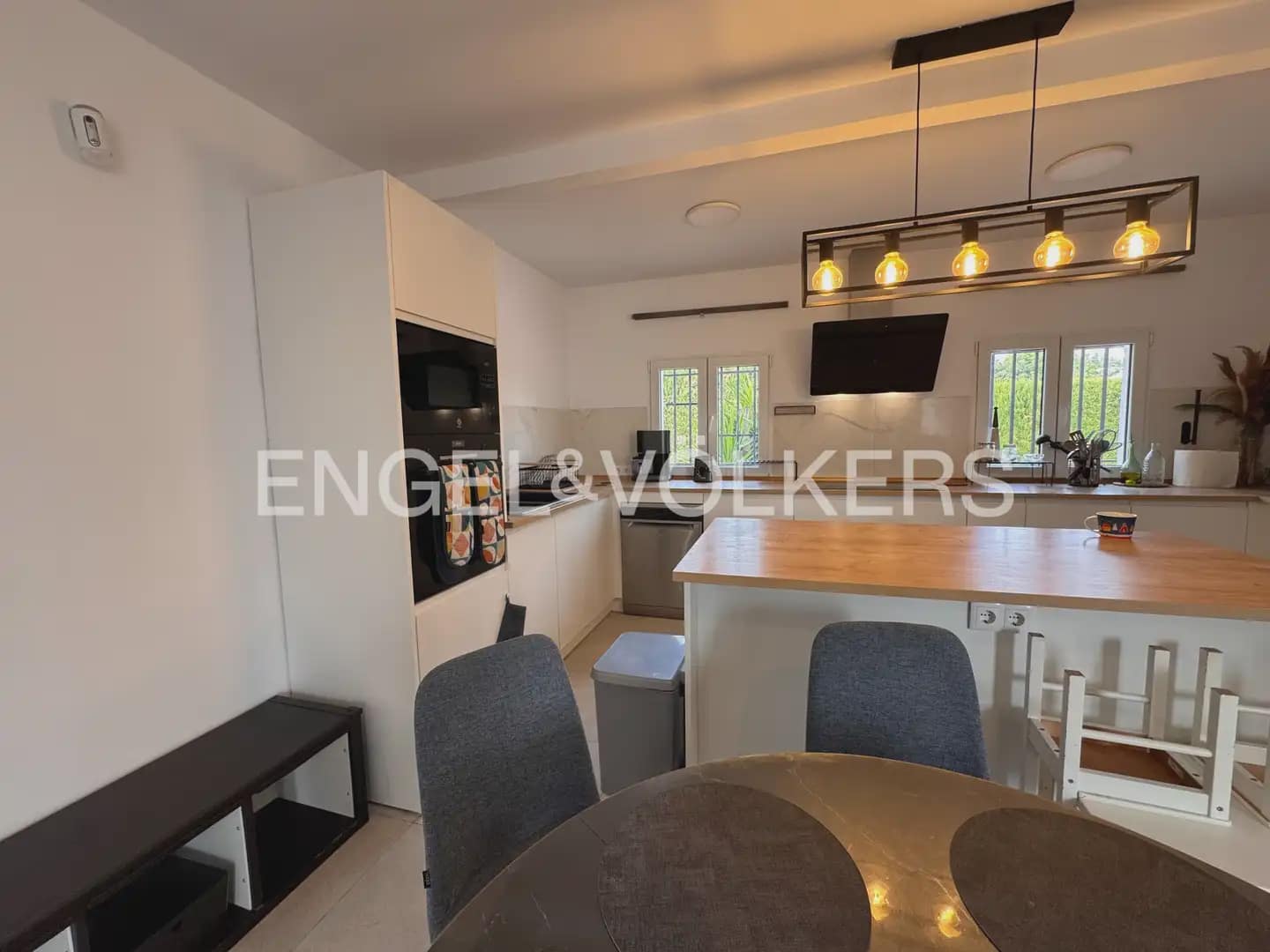 Villa/Maison de 5 chambres à louer à Montroy avec piscine - 2 200 € (Ref: 9996084)