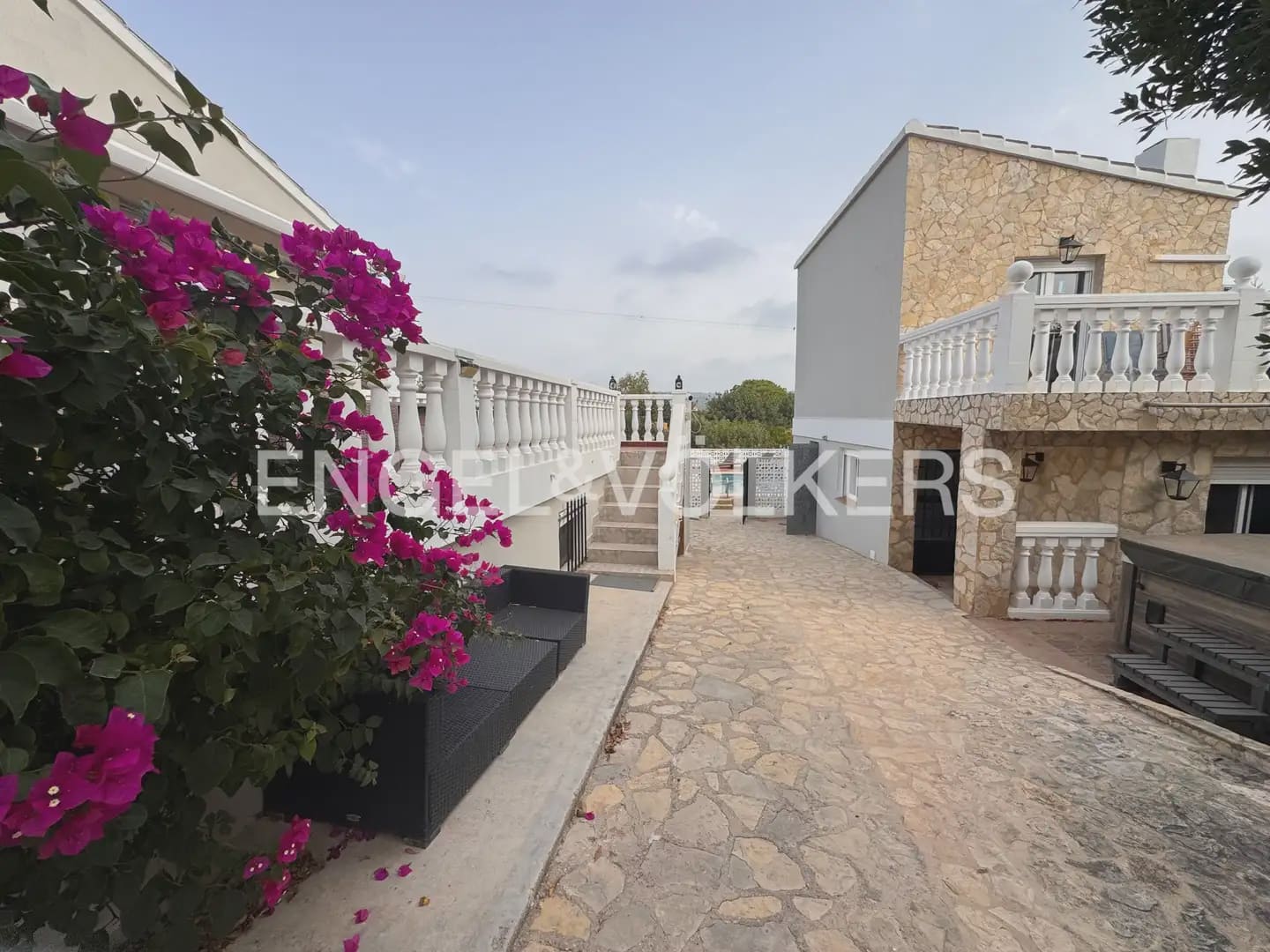 Villa/Maison de 5 chambres à louer à Montroy avec piscine - 2 200 € (Ref: 9996084)