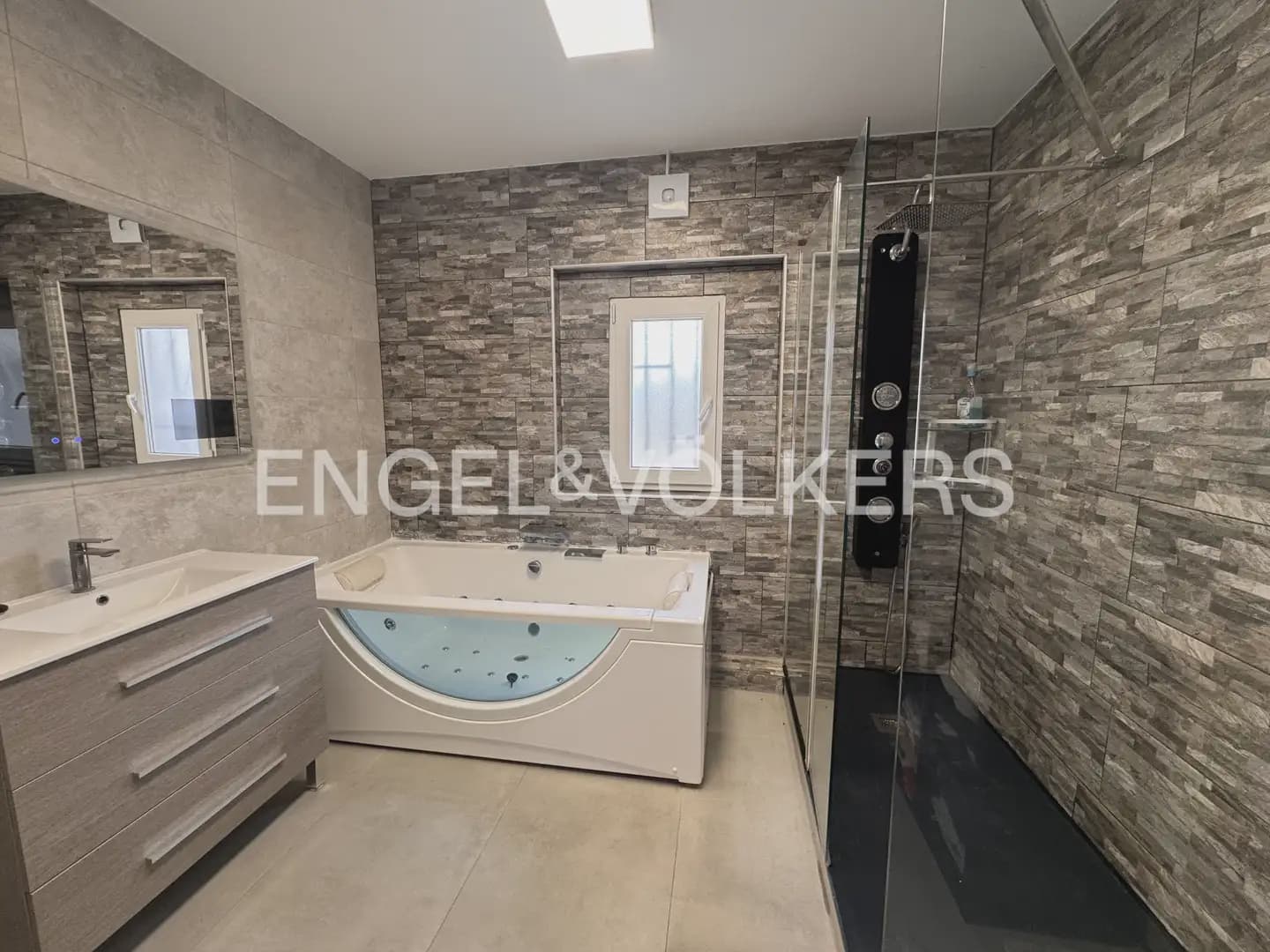 Villa/Maison de 5 chambres à louer à Montroy avec piscine - 2 200 € (Ref: 9996084)