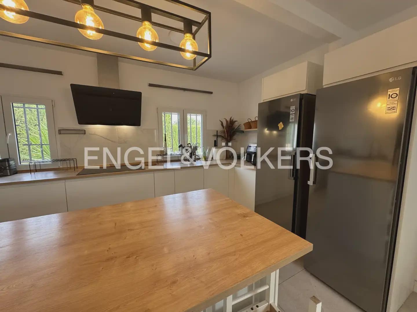 Villa/Maison de 5 chambres à louer à Montroy avec piscine - 2 200 € (Ref: 9996084)