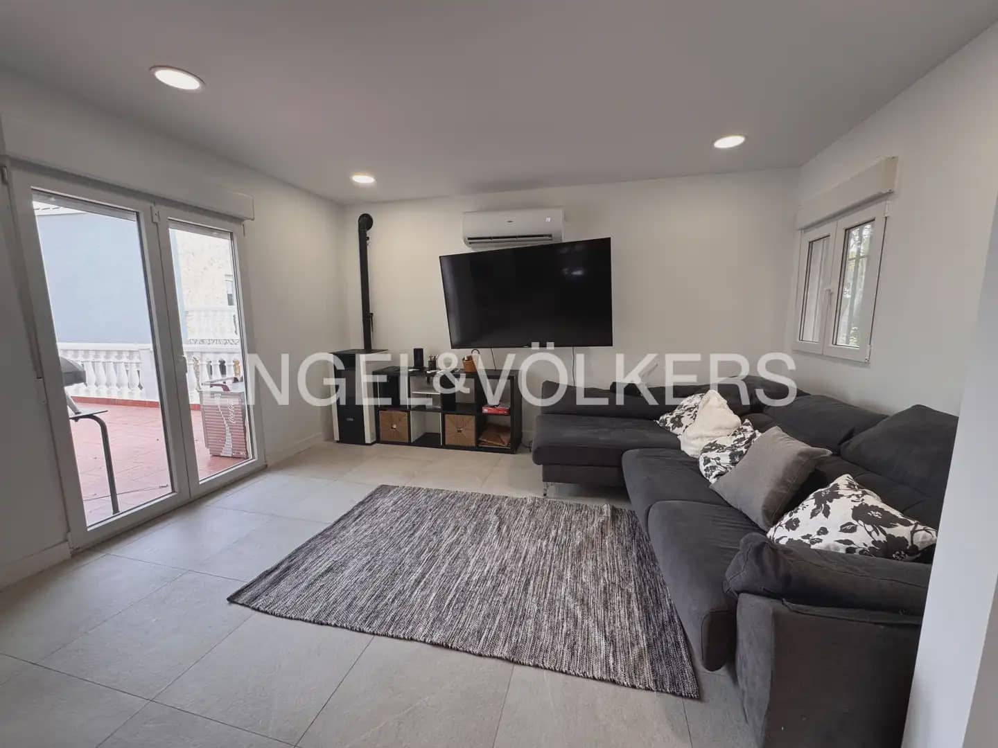 Villa/Maison de 5 chambres à louer à Montroy avec piscine - 2 200 € (Ref: 9996084)