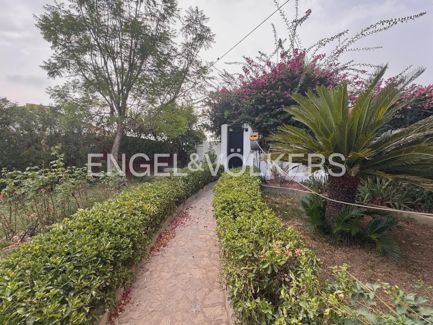 Villa/Maison de 5 chambres à louer à Montroy avec piscine - 2 200 € (Ref: 9996084)