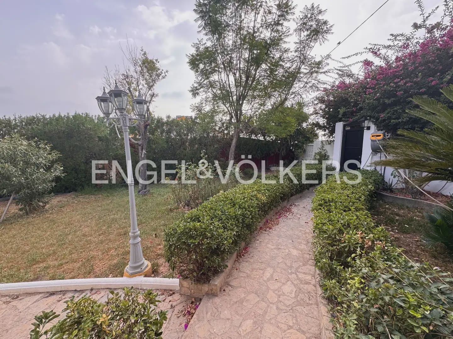 Villa/Maison de 5 chambres à louer à Montroy avec piscine - 2 200 € (Ref: 9996084)
