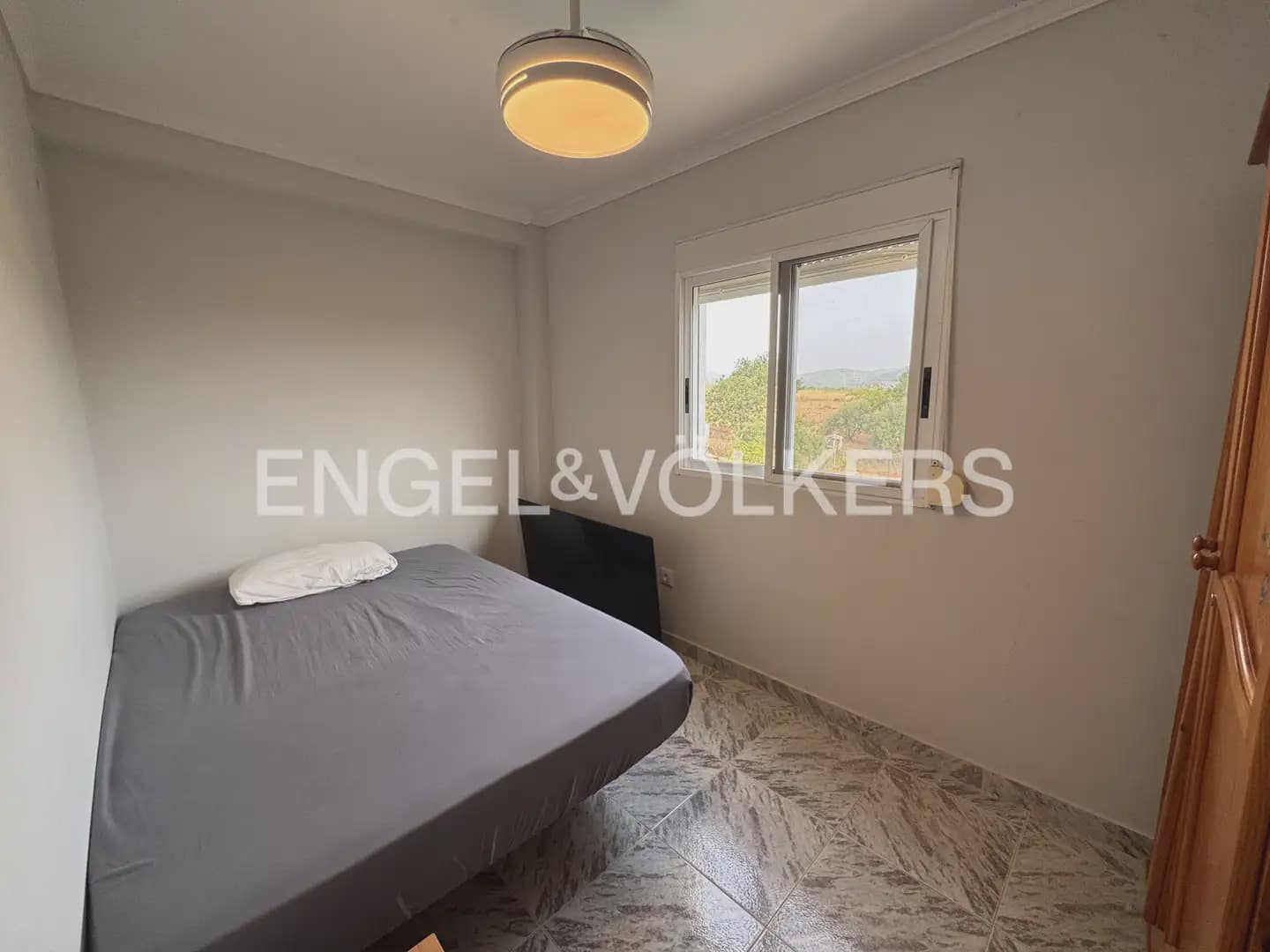 Villa/Maison de 5 chambres à louer à Montroy avec piscine - 2 200 € (Ref: 9996084)