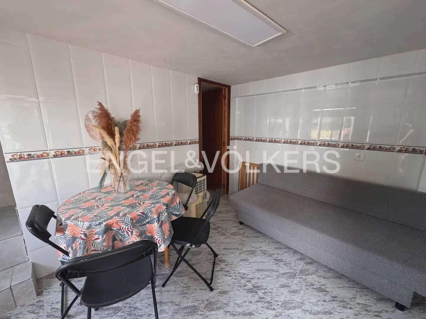 Villa/Maison de 5 chambres à louer à Montroy avec piscine - 2 200 € (Ref: 9996084)