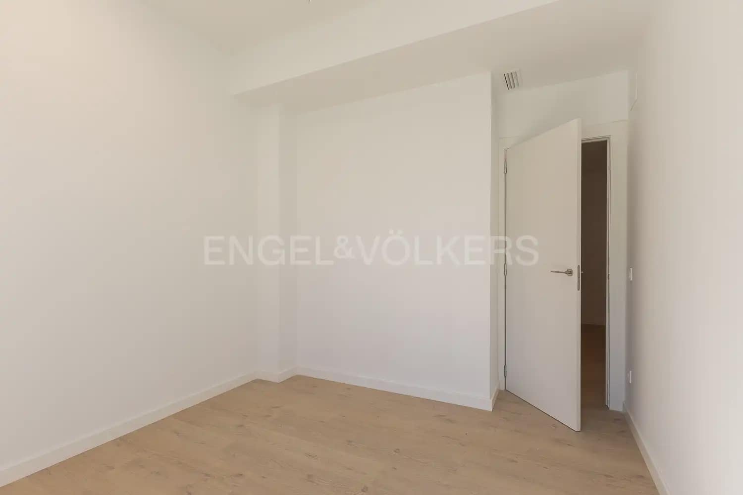 3 soverom Leilighet til leie i Valencia by med svømmebasseng garasje - € 2 500 (Ref: 9997550)