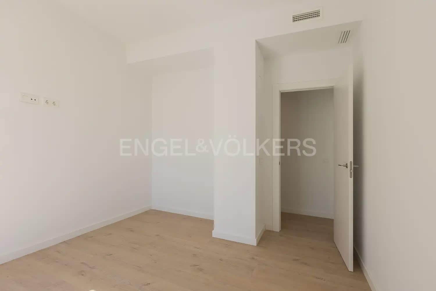 3 soverom Leilighet til leie i Valencia by med svømmebasseng garasje - € 2 500 (Ref: 9997550)