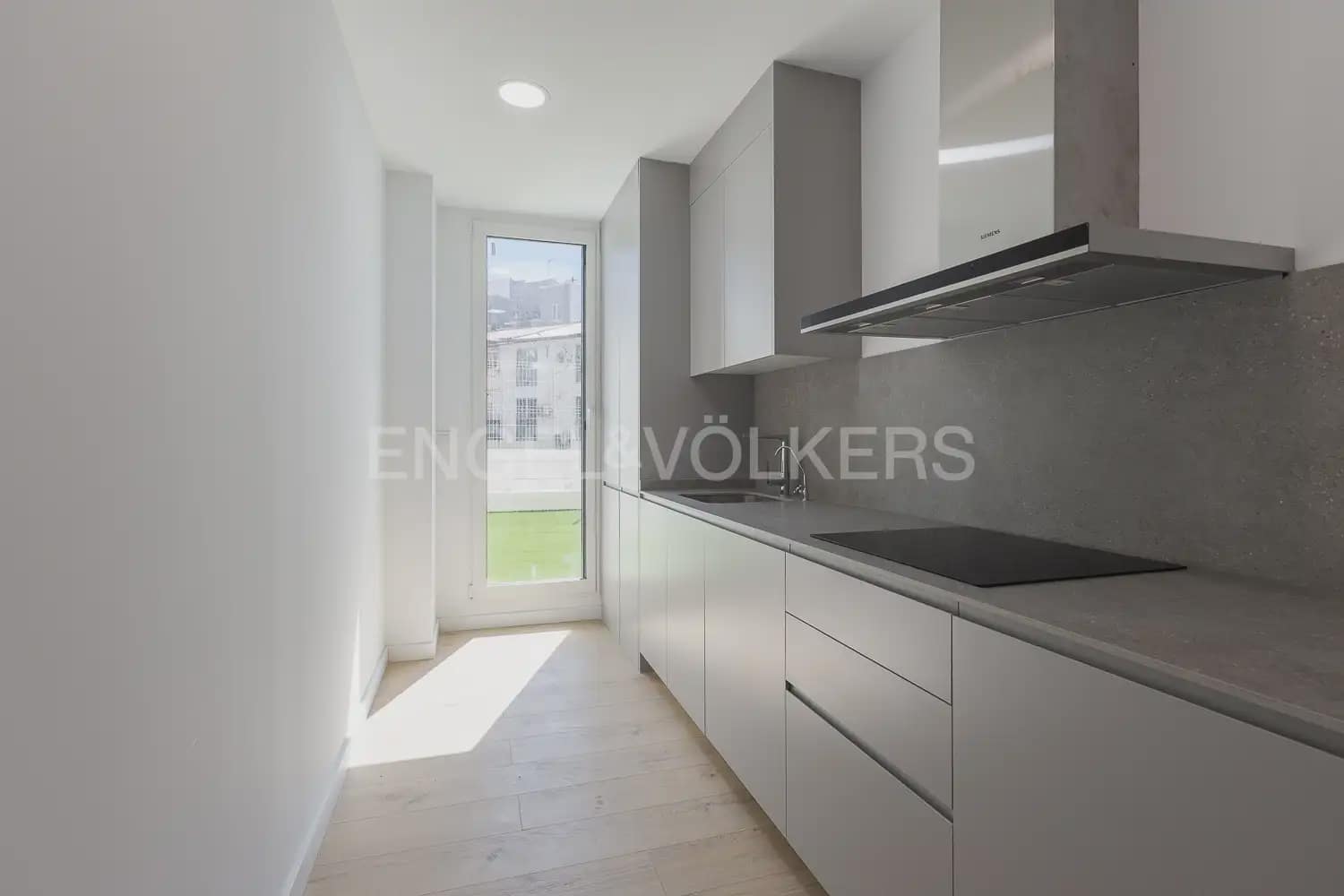 3 soverom Leilighet til leie i Valencia by med svømmebasseng garasje - € 2 500 (Ref: 9997550)