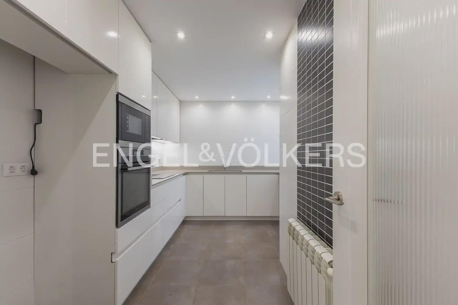 3 bedroom Penthouse for rent in Algemesi with garage - € 1,300 (Ref: 9997672)