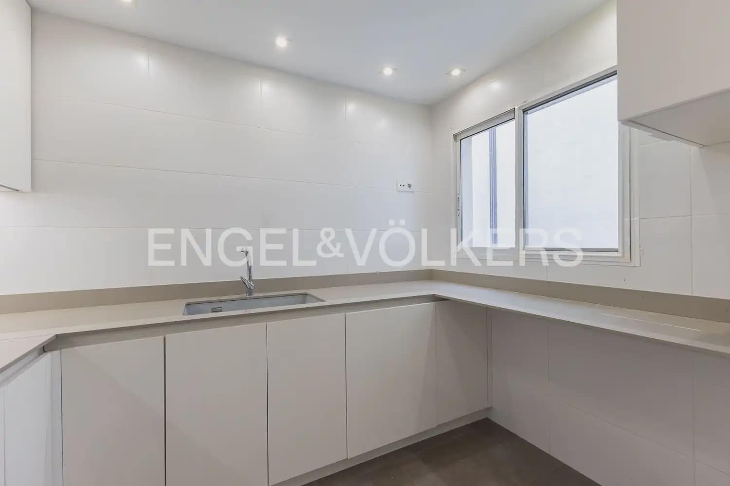 3 bedroom Penthouse for rent in Algemesi with garage - € 1,300 (Ref: 9997672)