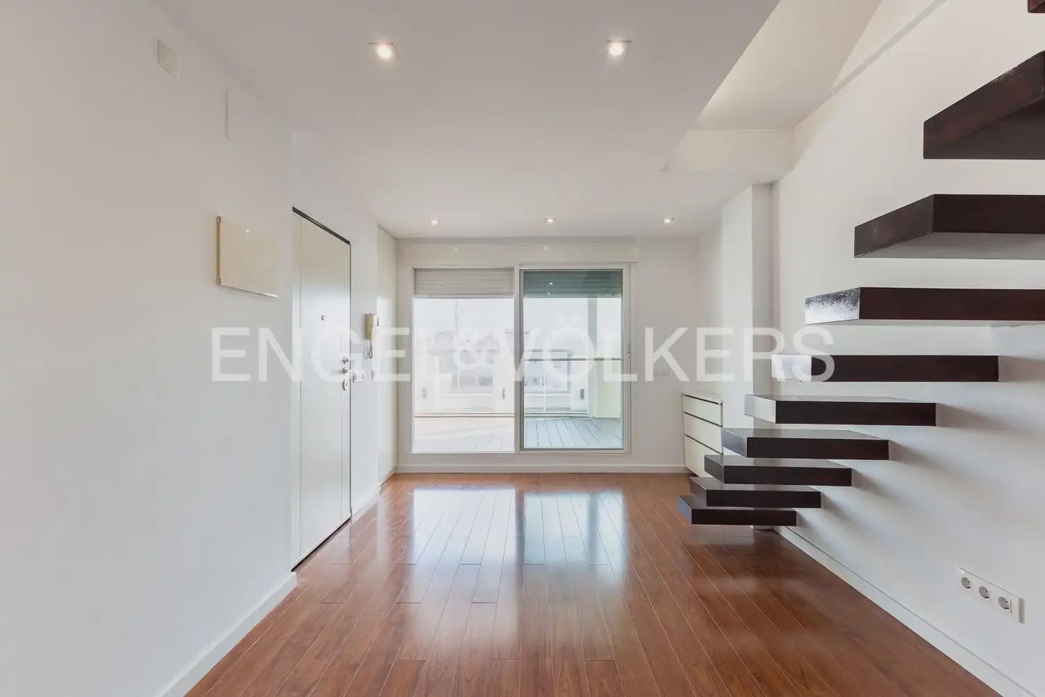 3 bedroom Penthouse for rent in Algemesi with garage - € 1,300 (Ref: 9997672)