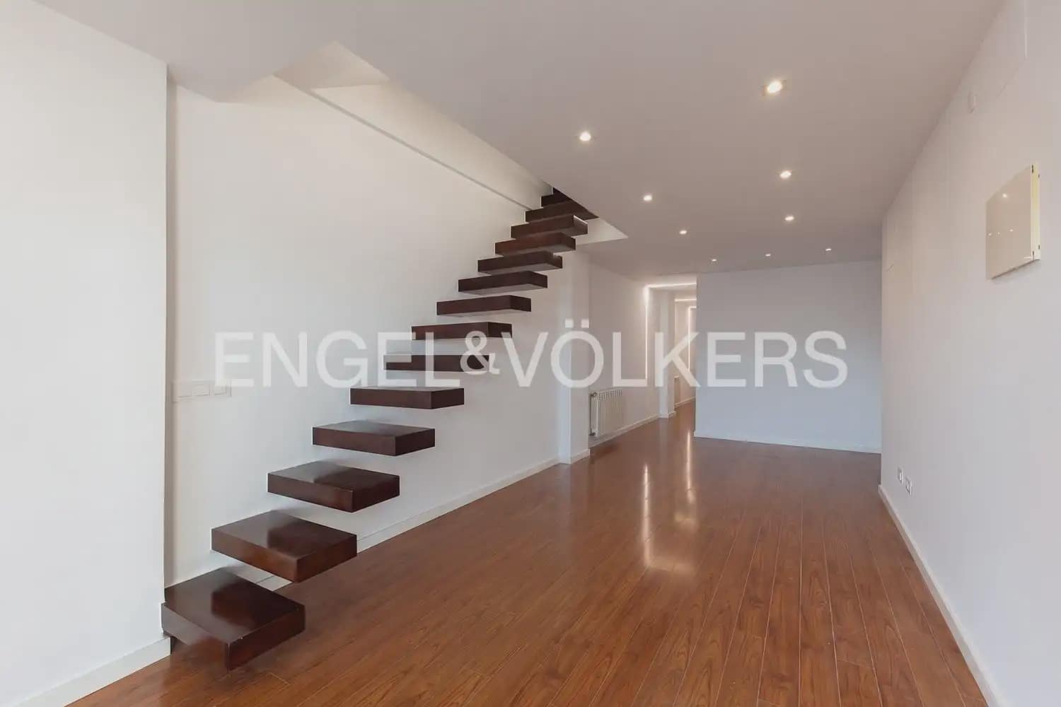 3 bedroom Penthouse for rent in Algemesi with garage - € 1,300 (Ref: 9997672)