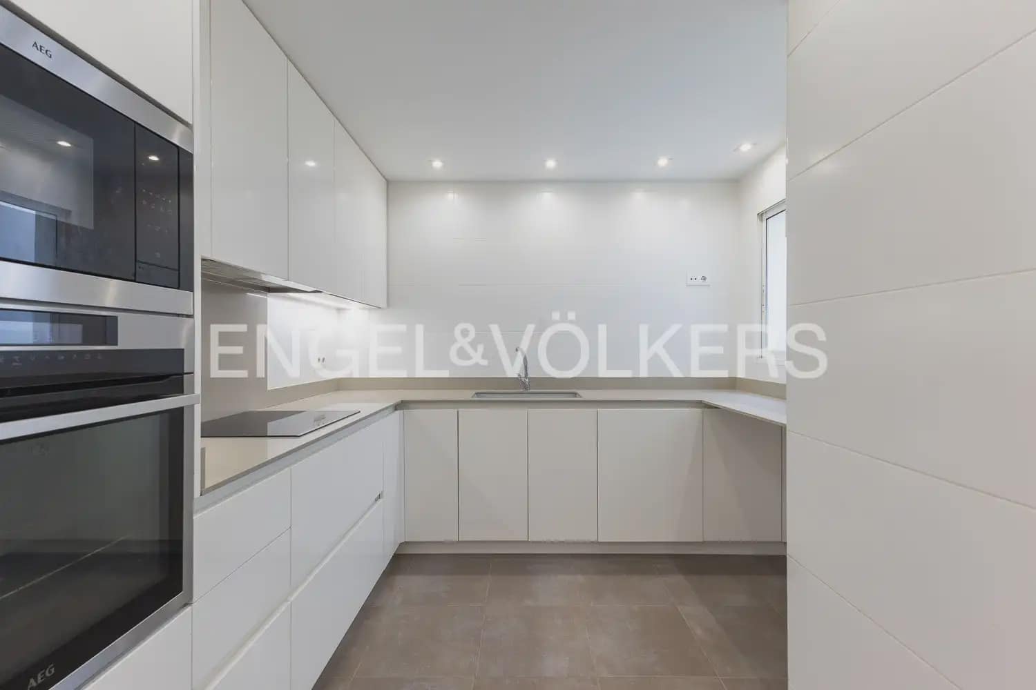 3 bedroom Penthouse for rent in Algemesi with garage - € 1,300 (Ref: 9997672)