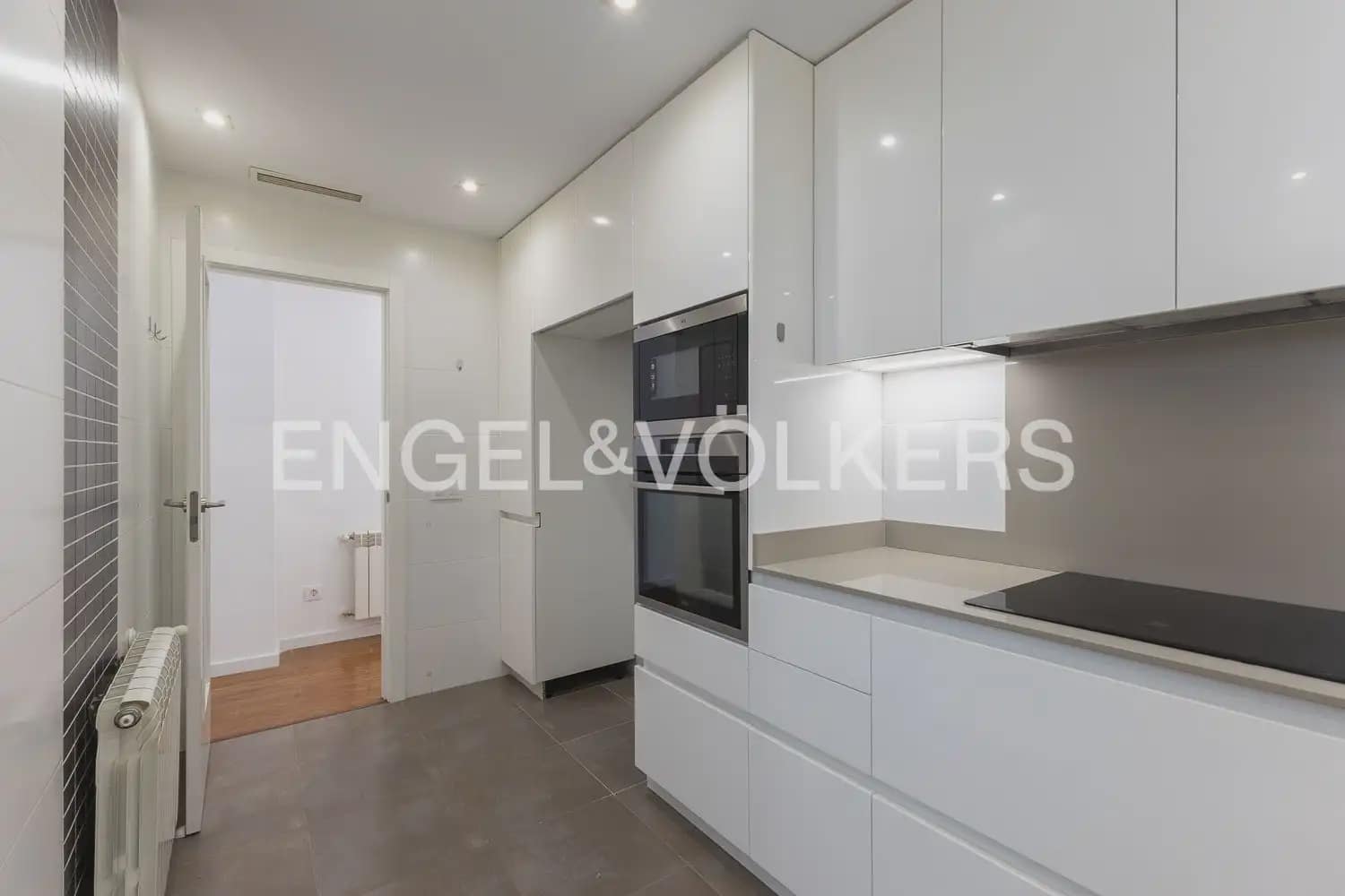 3 bedroom Penthouse for rent in Algemesi with garage - € 1,300 (Ref: 9997672)