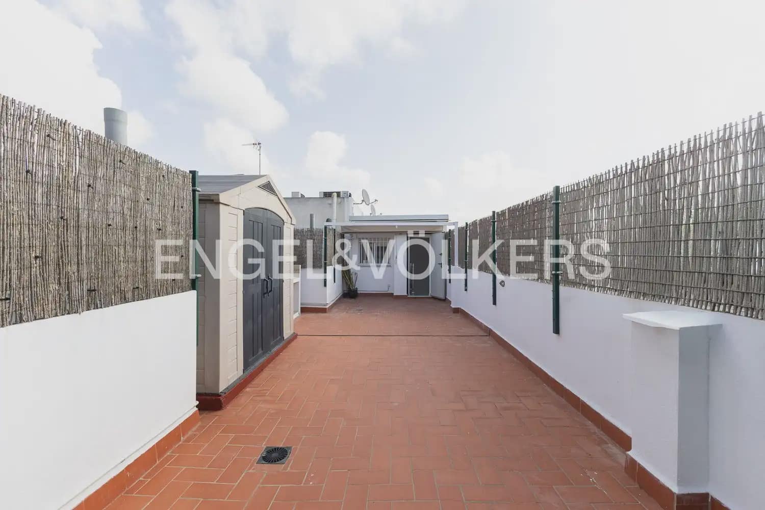 3 bedroom Penthouse for rent in Algemesi with garage - € 1,300 (Ref: 9997672)
