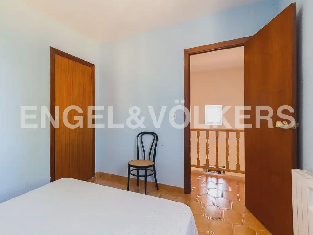 5 Zimmer Villa zu vermieten in Montserrat mit Pool - 1.500 € (Ref: 9997956)