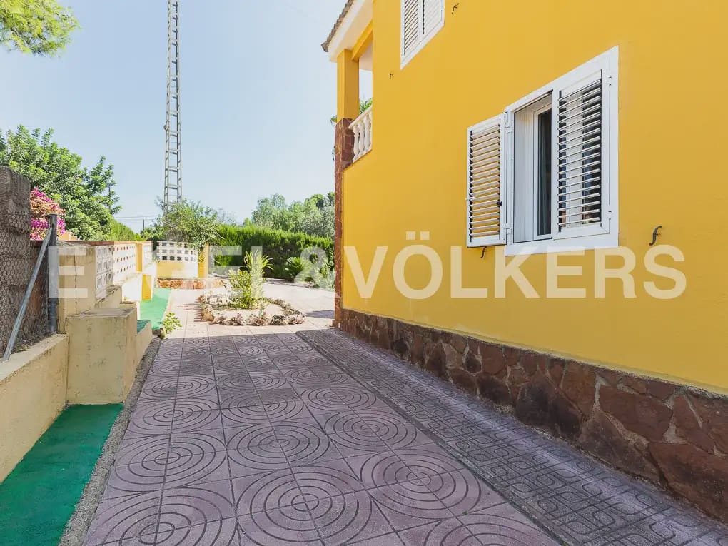 5 Zimmer Villa zu vermieten in Montserrat mit Pool - 1.500 € (Ref: 9997956)