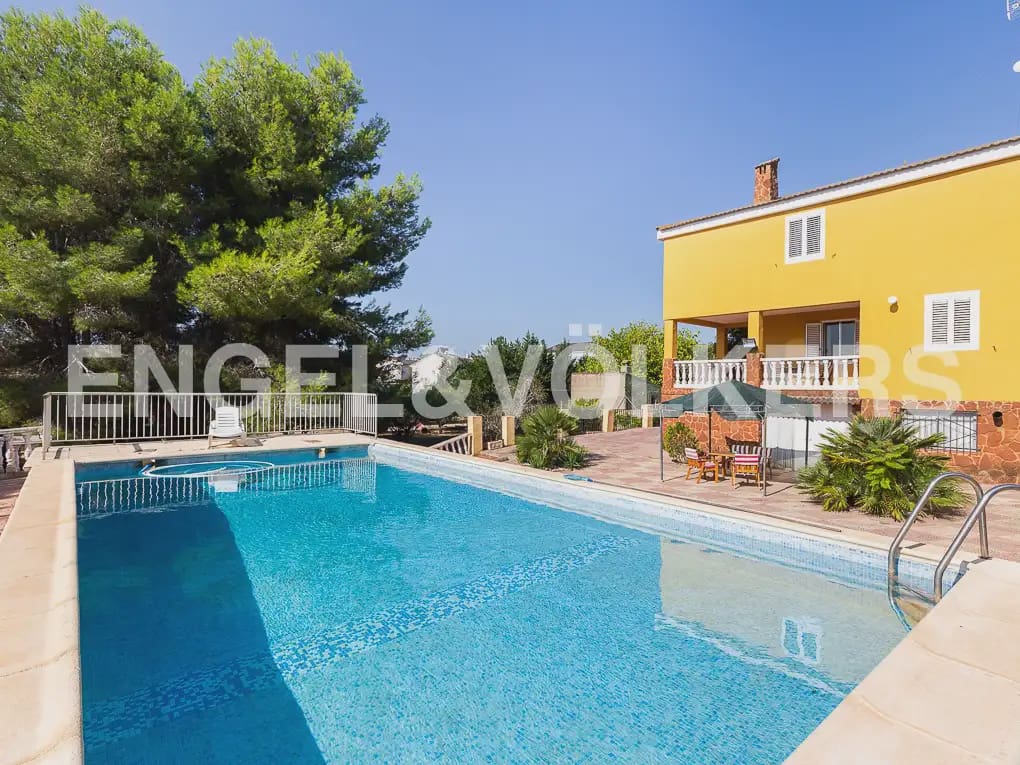 5 Zimmer Villa zu vermieten in Montserrat mit Pool - 1.500 € (Ref: 9997956)