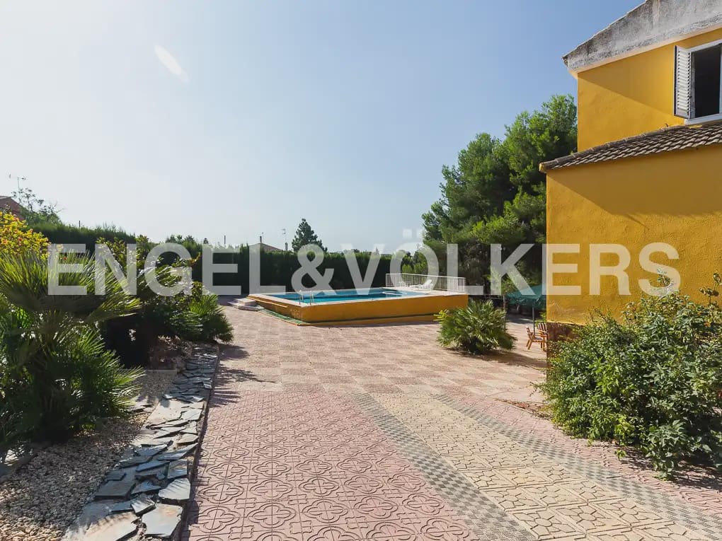 5 Zimmer Villa zu vermieten in Montserrat mit Pool - 1.500 € (Ref: 9997956)