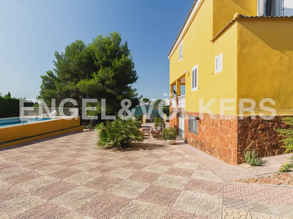 5 Zimmer Villa zu vermieten in Montserrat mit Pool - 1.500 € (Ref: 9997956)