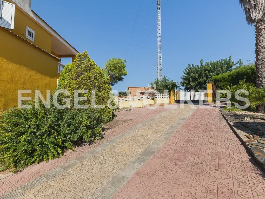 5 Zimmer Villa zu vermieten in Montserrat mit Pool - 1.500 € (Ref: 9997956)