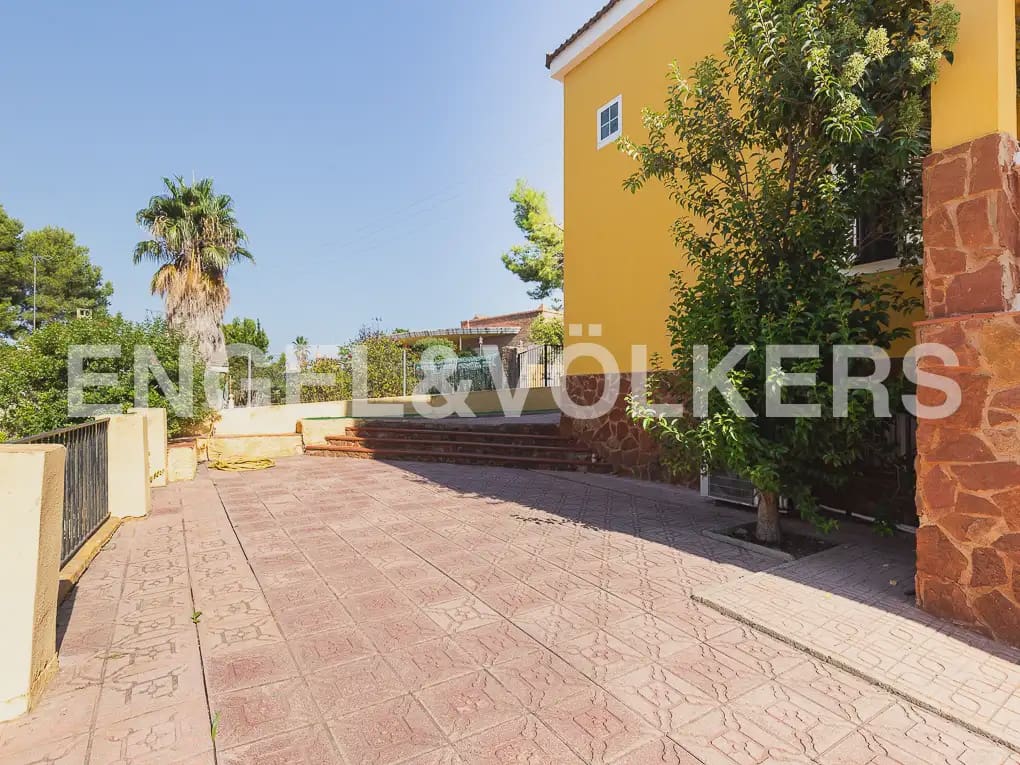 5 Zimmer Villa zu vermieten in Montserrat mit Pool - 1.500 € (Ref: 9997956)