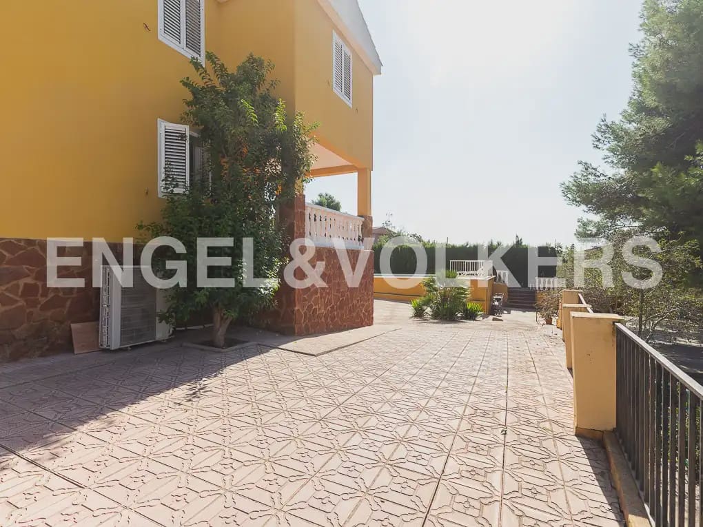 5 Zimmer Villa zu vermieten in Montserrat mit Pool - 1.500 € (Ref: 9997956)