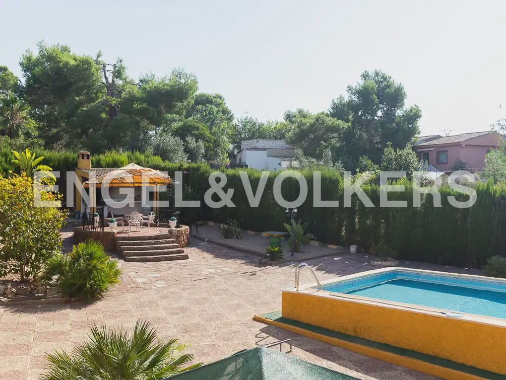 5 Zimmer Villa zu vermieten in Montserrat mit Pool - 1.500 € (Ref: 9997956)