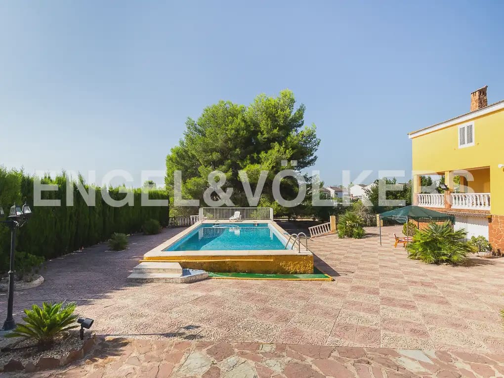 5 Zimmer Villa zu vermieten in Montserrat mit Pool - 1.500 € (Ref: 9997956)