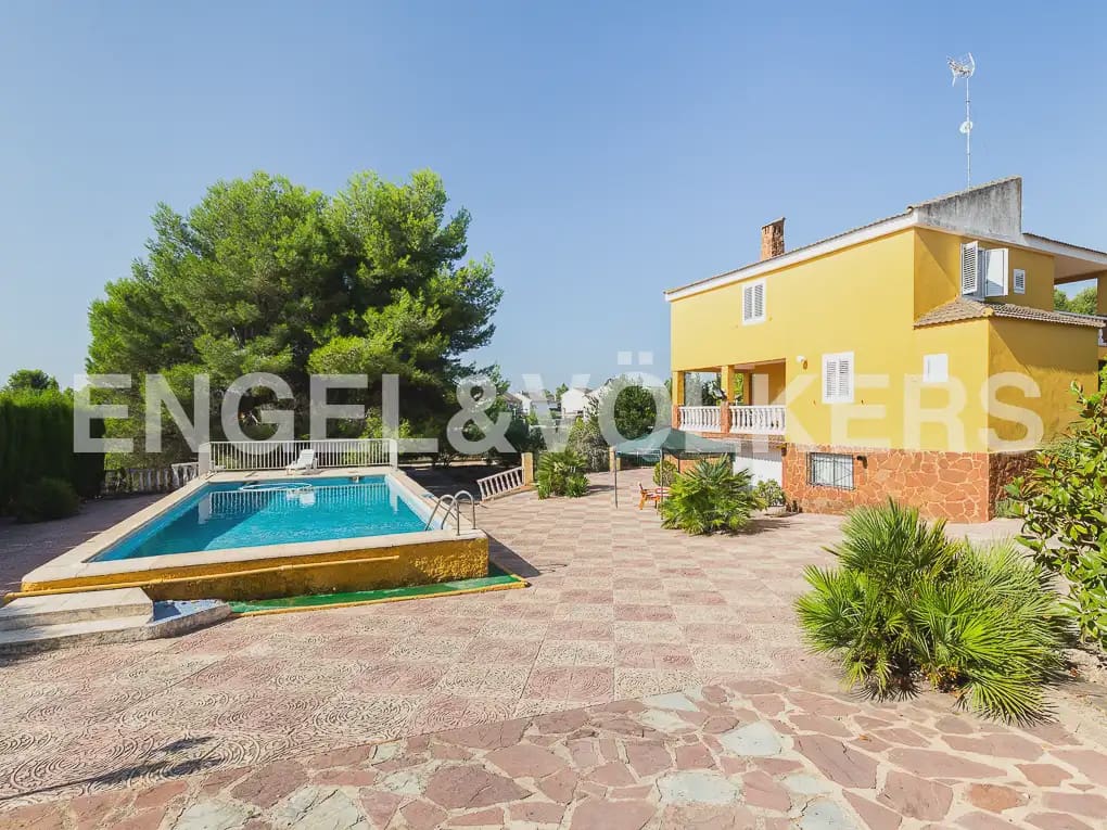 5 Zimmer Villa zu vermieten in Montserrat mit Pool - 1.500 € (Ref: 9997956)