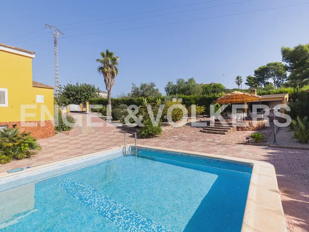 5 Zimmer Villa zu vermieten in Montserrat mit Pool - 1.500 € (Ref: 9997956)