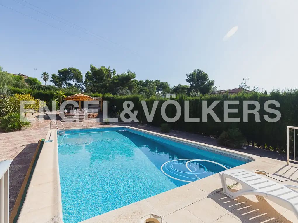 5 Zimmer Villa zu vermieten in Montserrat mit Pool - 1.500 € (Ref: 9997956)