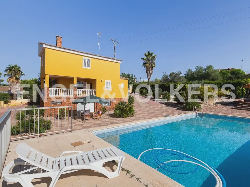 5 Zimmer Villa zu vermieten in Montserrat mit Pool - 1.500 € (Ref: 9997956)