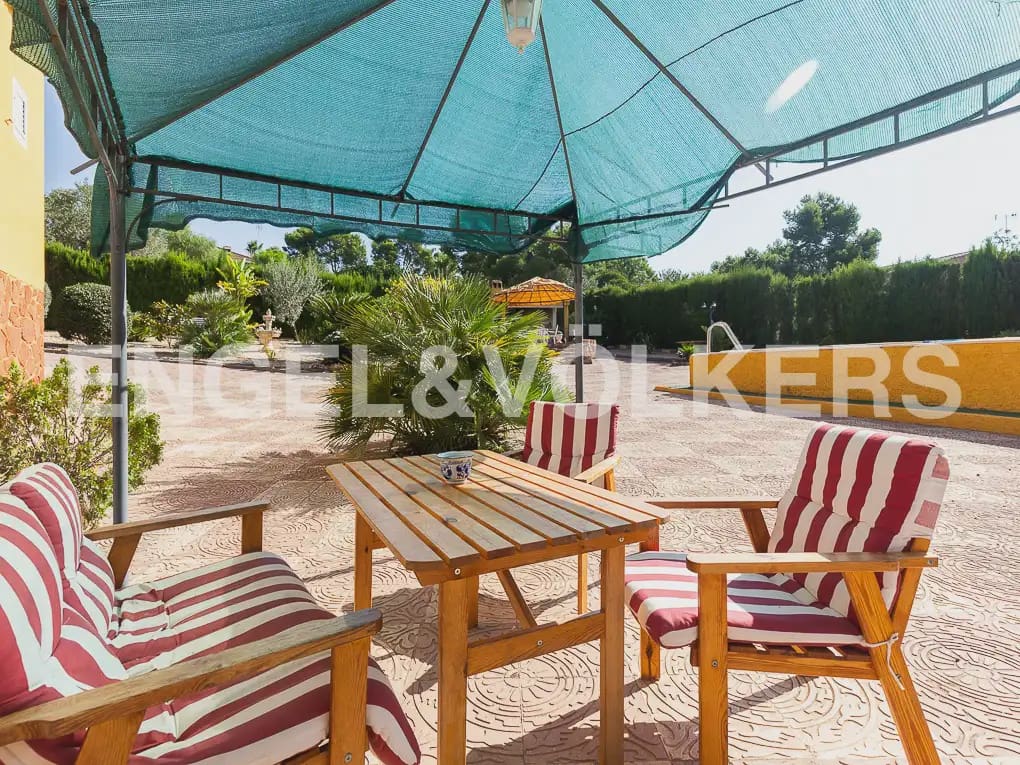 5 Zimmer Villa zu vermieten in Montserrat mit Pool - 1.500 € (Ref: 9997956)